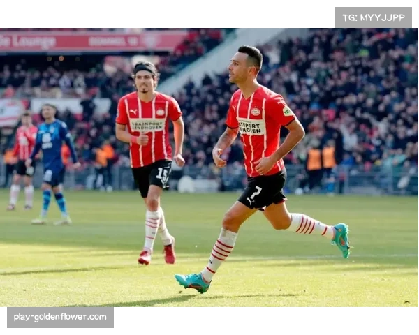 里昂球员特斯曼支撑腿受碰撞 维蒂尼亚抢断动作影响进球有效性