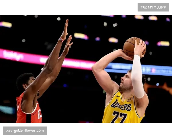 湖人东契奇持球组织与詹姆斯无球穿插建立优势